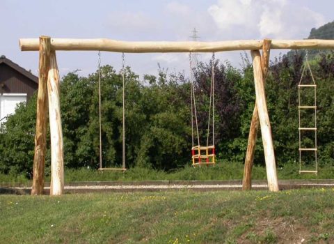 Balançoire en bois à Vinzel réalisée par l'AGFORS