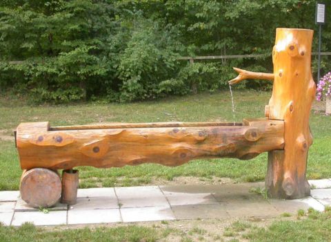 Fontaine en bois à Gland réalisée par l'AGFORS