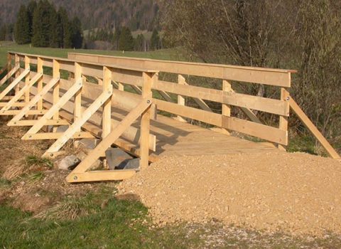 Passerelle en bois à Bursine réalisée par l'AGFORS