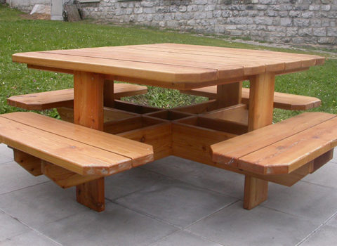 Table en bois équarri réalisée par l'AGFORS